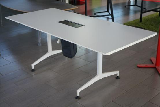 Skrå visning af Kusch & Co. konferencebord i hvid med kabelgennemføring, 200x90 cm – moderne og funktionelt mødebord.